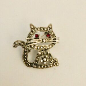 Vintage Silvertone Textured Cat Figure with Red Rhinestone Eyes Pin Brooch J0820